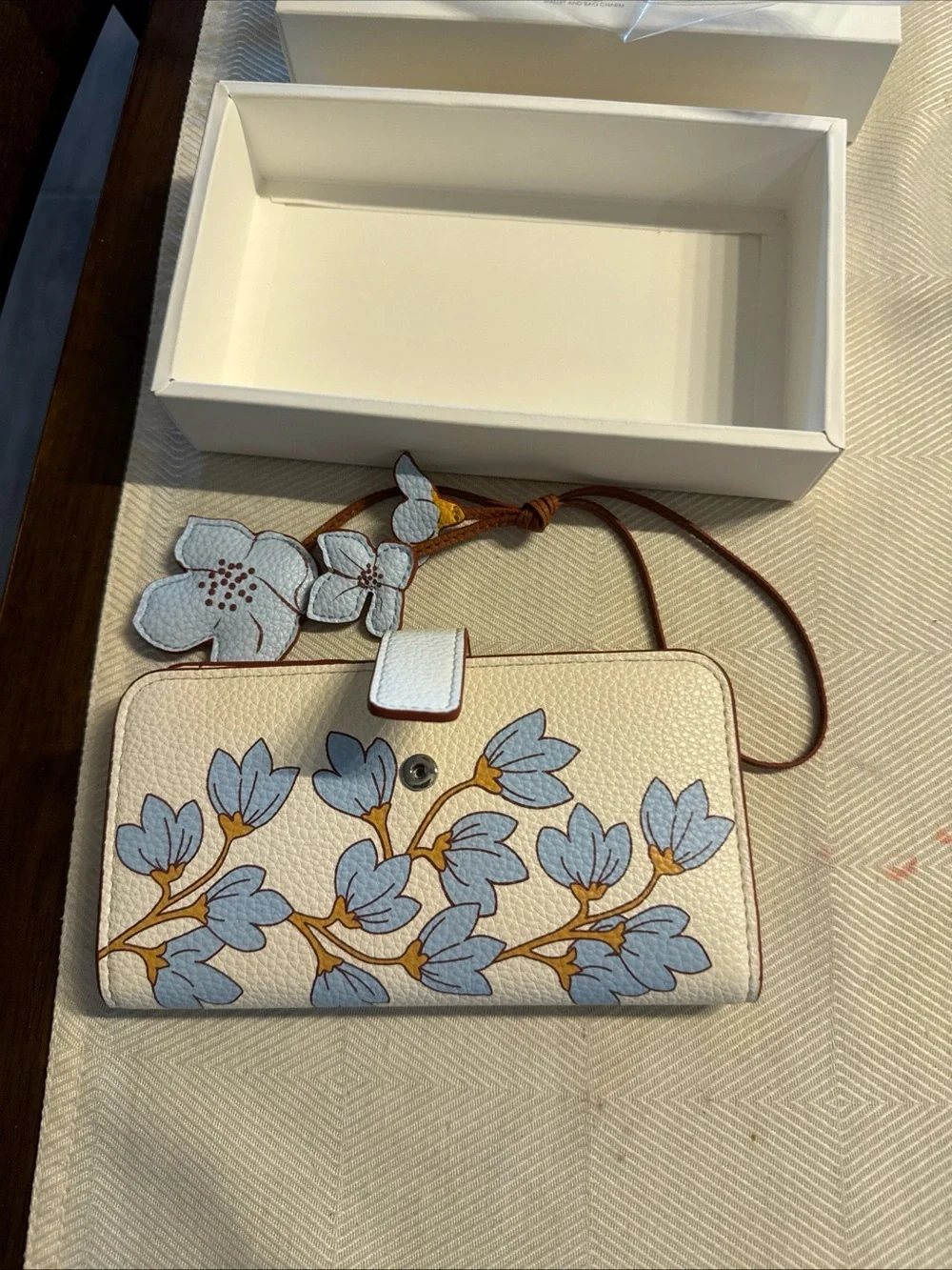 Vera Bradley essential Wallet with Blue Floral charm in pawpaw flower - Picture 4 of 7